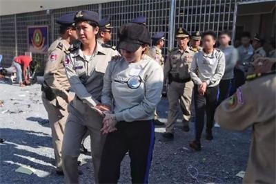 场面震撼！深圳真警察抓回来的“假警察”装了3飞机