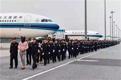 场面震撼！深圳真警察抓回来的“假警察”装了3飞机